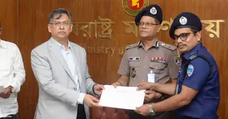 সাহসিকতা এবং জনহিতকর কাজের স্বীকৃতি হিসেবে ১৫ পুলিশ সদস্য পুরস্কৃত
